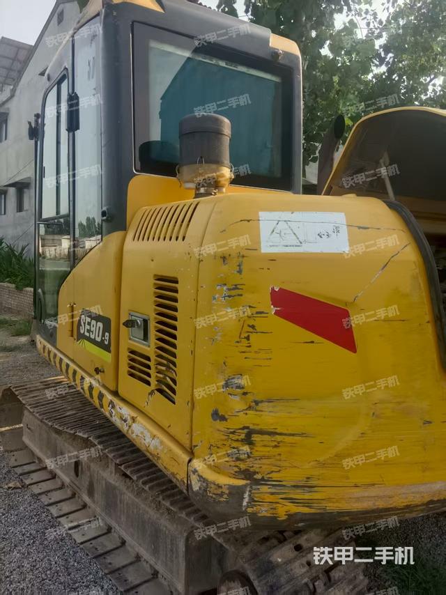 驾驶室顶部(整机外观) 驾驶室顶部(整机外观)