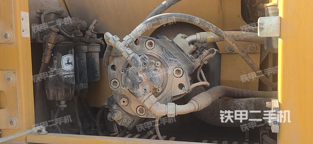 液壓泵艙室正面整體（整機外觀）