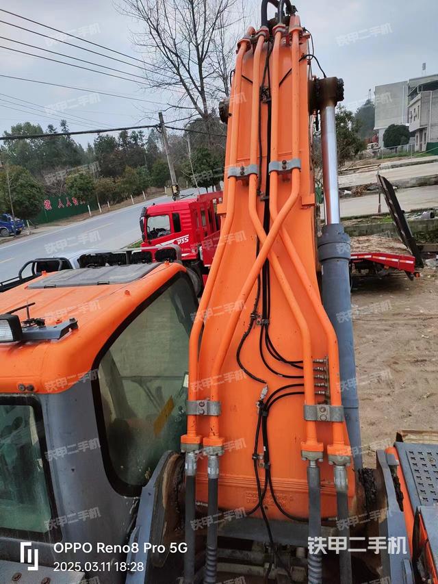 駕駛室頂部(整機(jī)外觀) 駕駛室頂部(整機(jī)外觀)