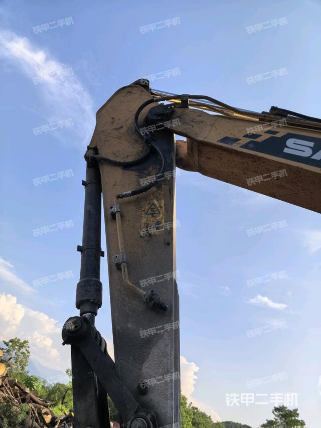 小臂整体左后(工作和回转装置) 小臂整体左后(工作和回转装置)