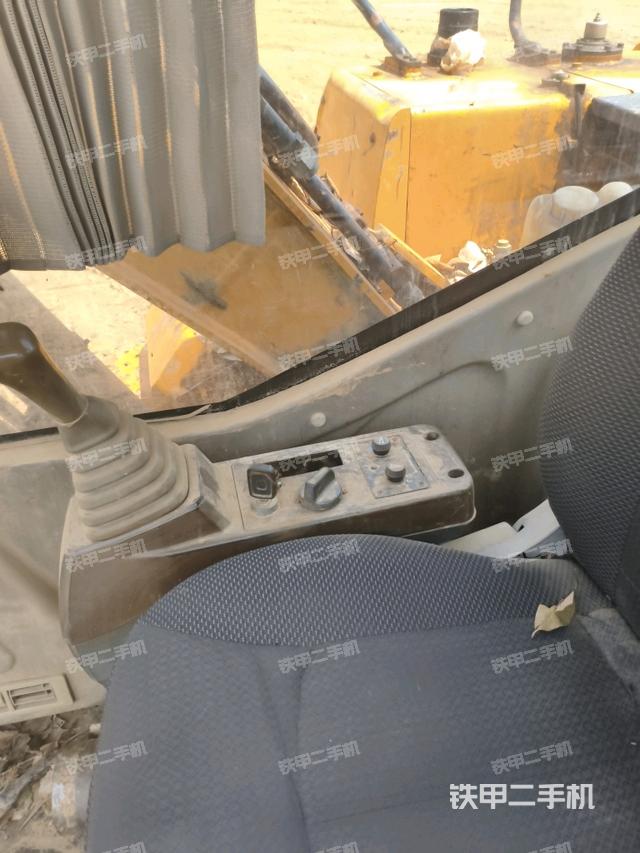 駕駛室整體(整機(jī)外觀) 駕駛室整體(整機(jī)外觀)