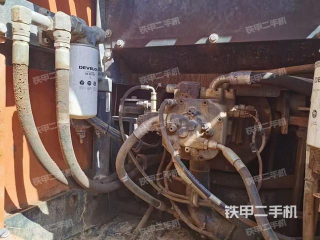 液壓泵艙室正面整體(整機外觀) 液壓泵艙室正面整體(整機外觀)