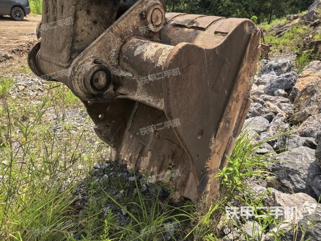 鏟斗右后整體(工作和回轉(zhuǎn)裝置) 鏟斗右后整體(工作和回轉(zhuǎn)裝置)