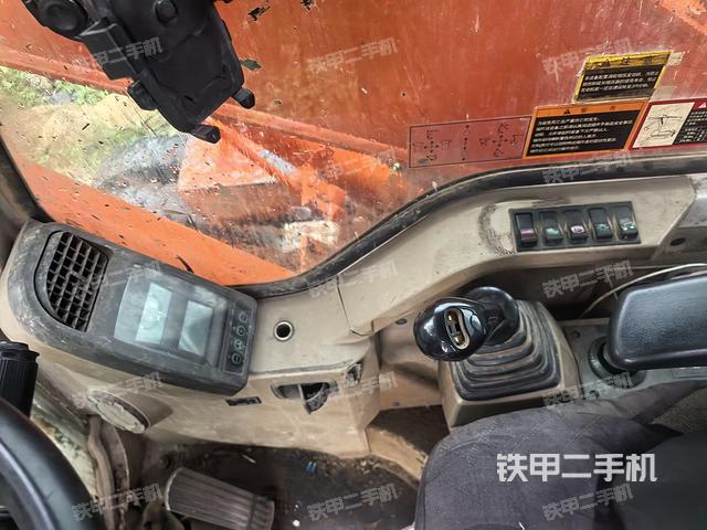 座椅右側(cè)控制臺(tái)/鑰匙門(mén)/油門(mén)/含右手柄(駕駛室部分) 座椅右側(cè)控制臺(tái)/鑰匙門(mén)/油門(mén)/含右手柄(駕駛室部分)