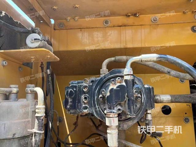 液压泵舱室正面整体(整机外观) 液压泵舱室正面整体(整机外观)