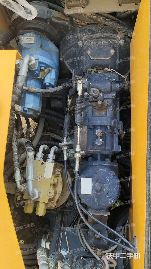 回转马达和主控阀（整机外观）