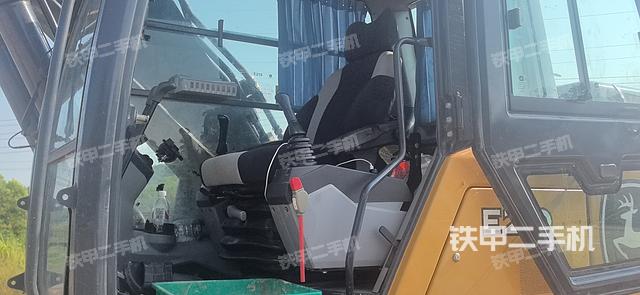 駕駛室整體（整機外觀）