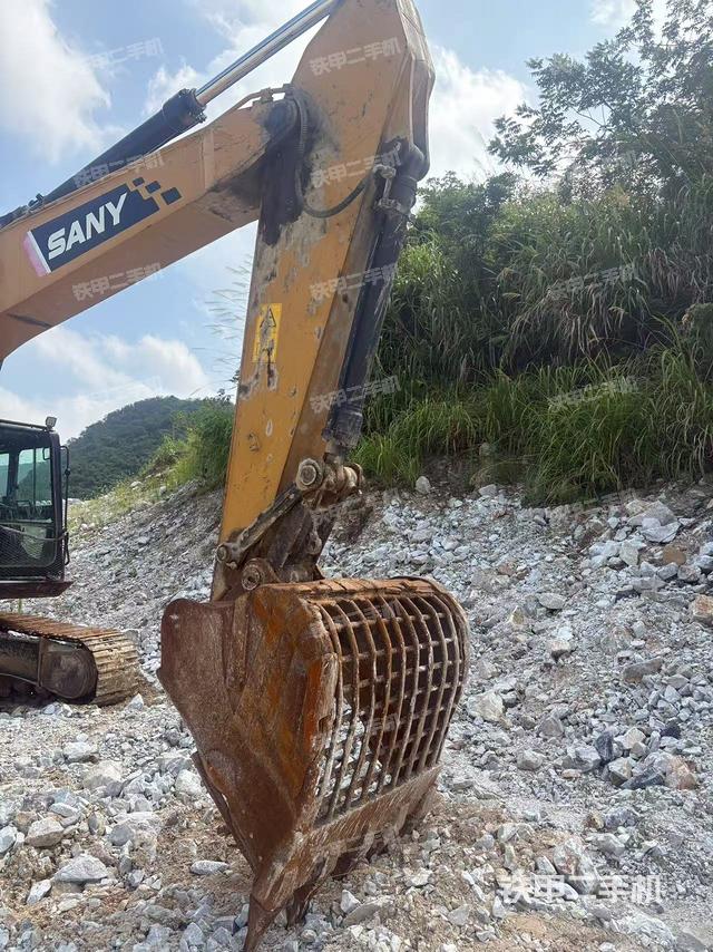 小臂整体右前(工作和回转装置) 小臂整体右前(工作和回转装置)