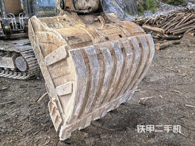 铲斗右后整体(工作和回转装置) 铲斗右后整体(工作和回转装置)