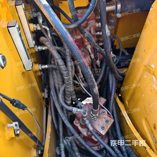 回轉(zhuǎn)馬達和主控閥(整機外觀) 回轉(zhuǎn)馬達和主控閥(整機外觀)