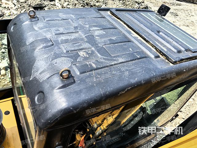 驾驶室顶部(整机外观) 驾驶室顶部(整机外观)