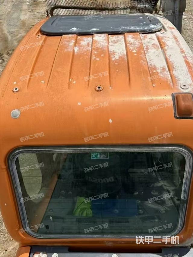 驾驶室顶部(整机外观) 驾驶室顶部(整机外观)