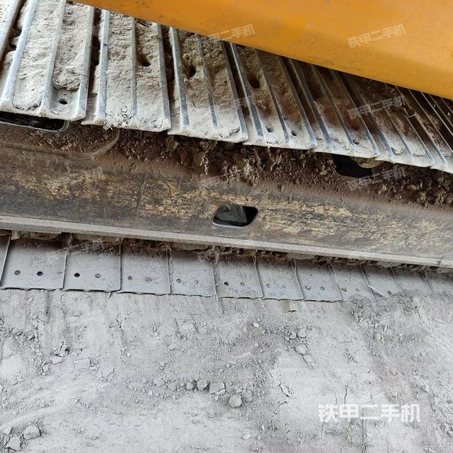 單側(cè)履帶整體(整機外觀) 單側(cè)履帶整體(整機外觀)