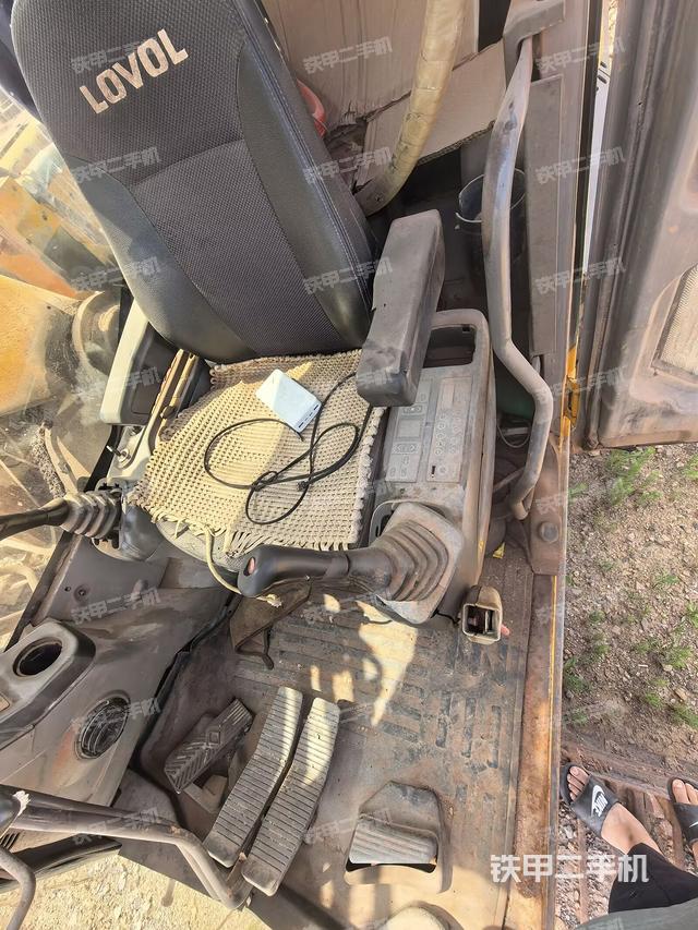 座椅左侧控制台/音响/含左手柄（驾驶室部分）