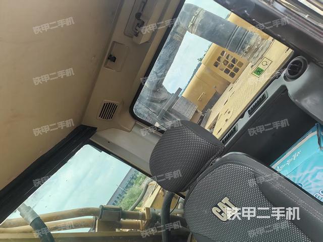 行走控制手柄和踏板 俯拍（驾驶室部分）