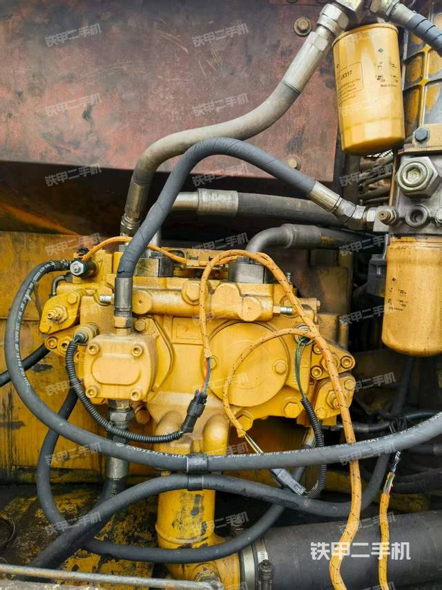 液压泵舱室正面整体(整机外观) 液压泵舱室正面整体(整机外观)