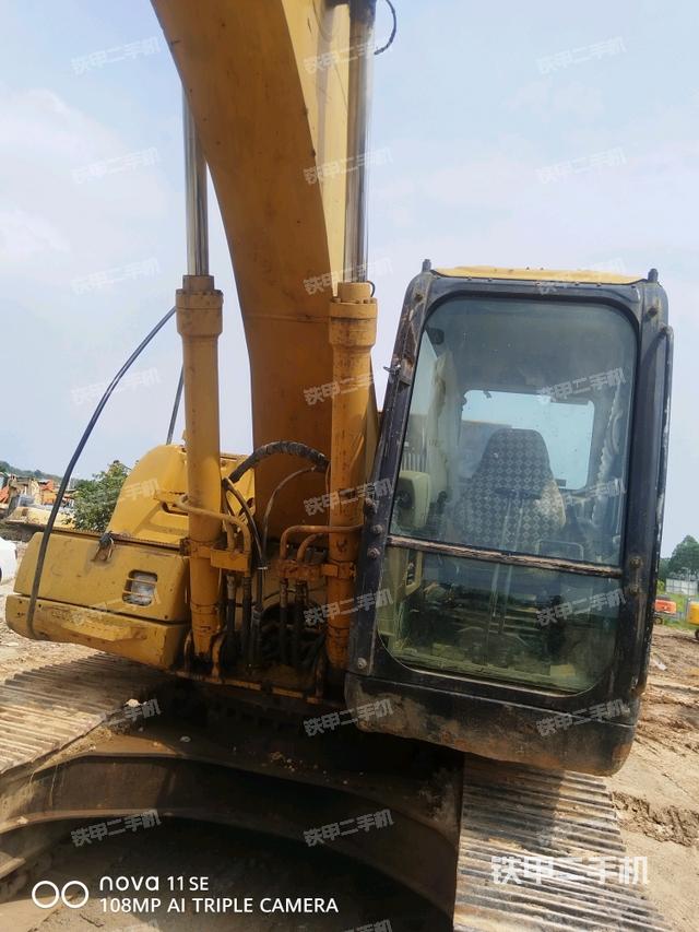 大臂油缸整体 竖拍(工作和回转装置) 大臂油缸整体 竖拍(工作和回转装置)