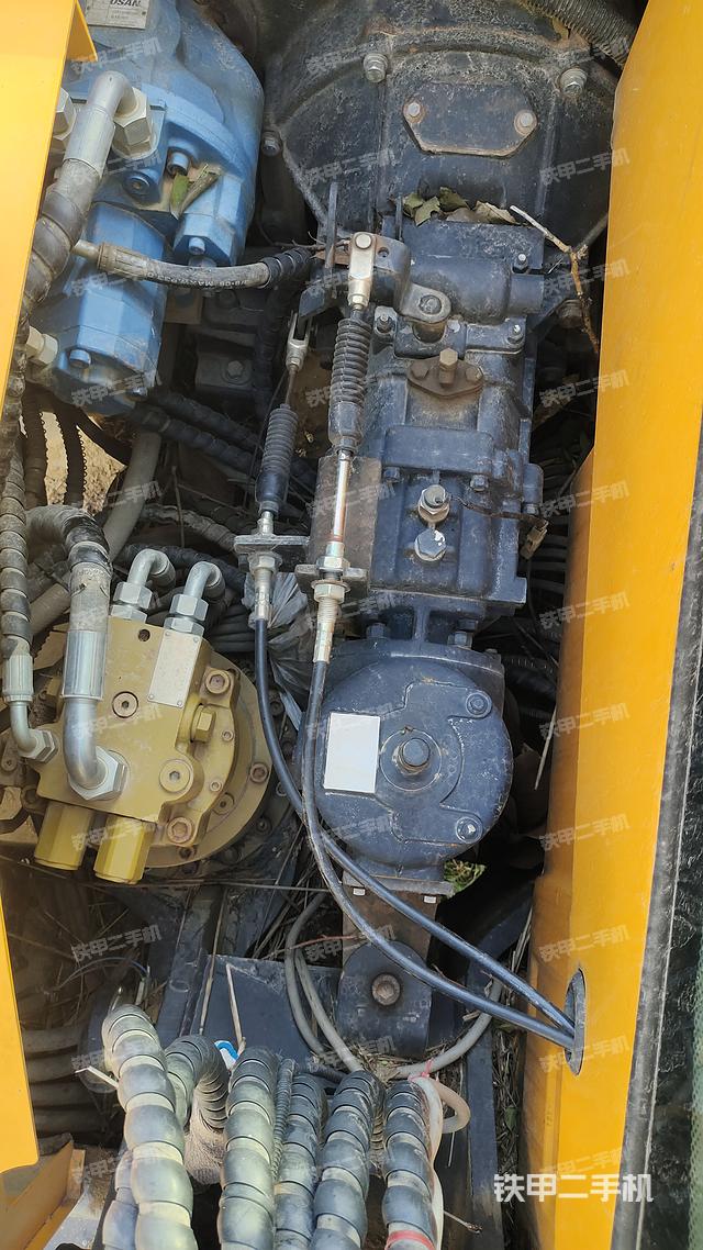 液压泵舱室正面整体（整机外观）