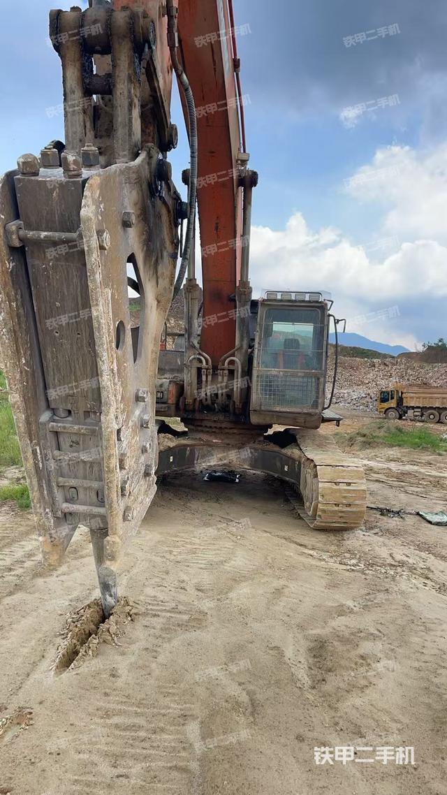 駕駛室整體(整機(jī)外觀) 駕駛室整體(整機(jī)外觀)