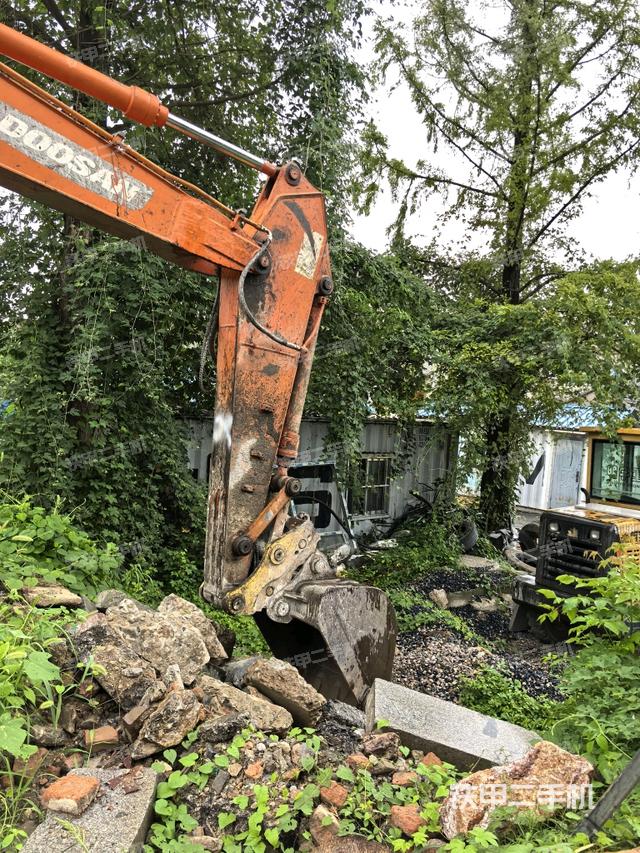 小臂整體左后(工作和回轉(zhuǎn)裝置) 小臂整體左后(工作和回轉(zhuǎn)裝置)