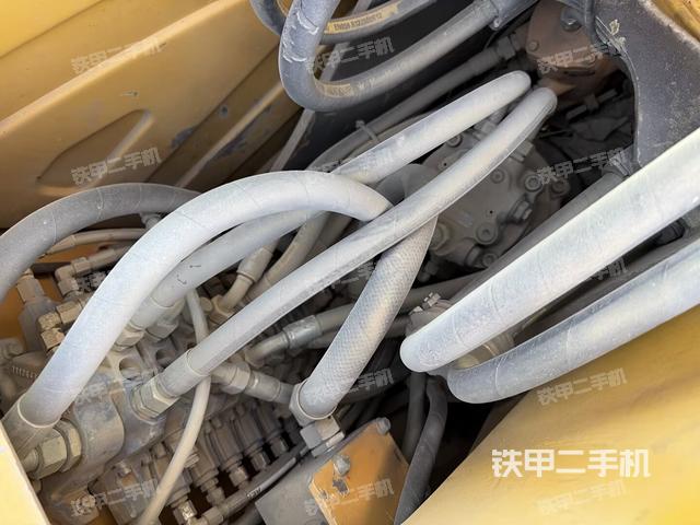 回转马达和主控阀（整机外观）