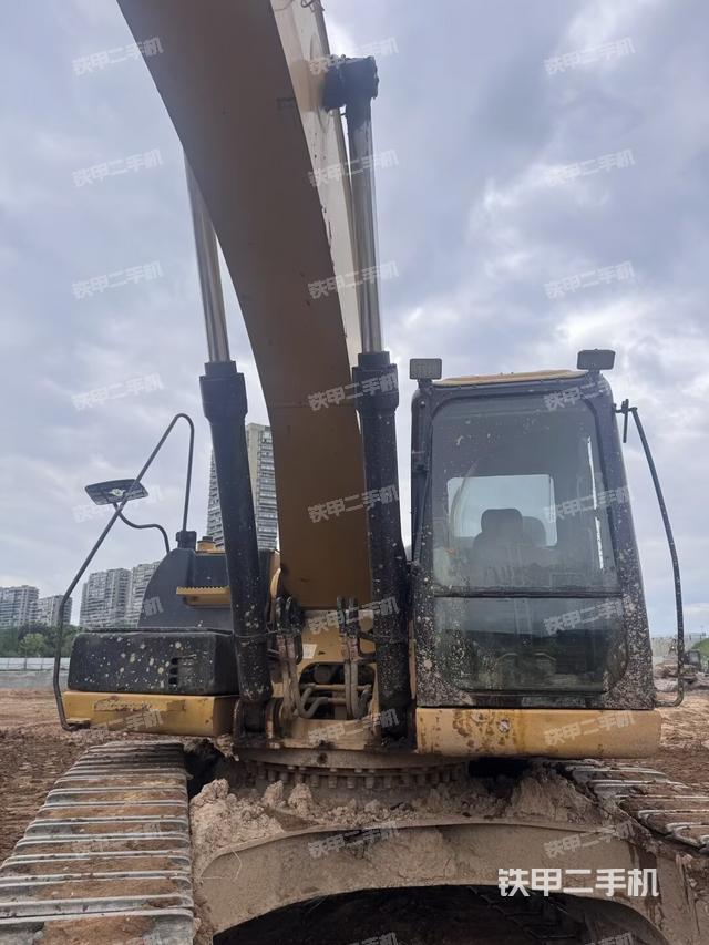 大臂油缸整体 竖拍(工作和回转装置) 大臂油缸整体 竖拍(工作和回转装置)