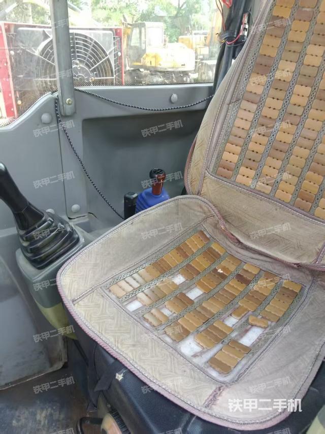 驾驶室整体(整机外观) 驾驶室整体(整机外观)