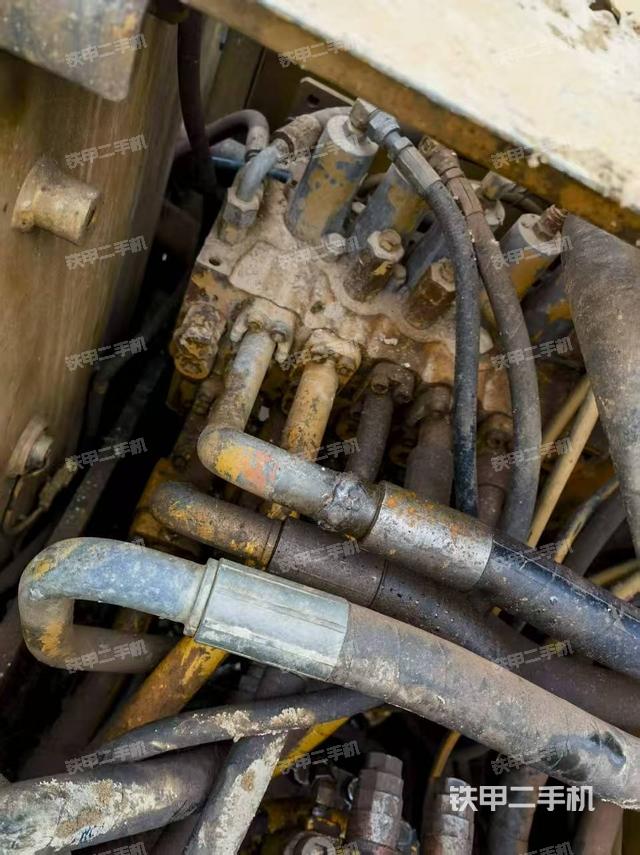 回转马达和主控阀(整机外观) 回转马达和主控阀(整机外观)