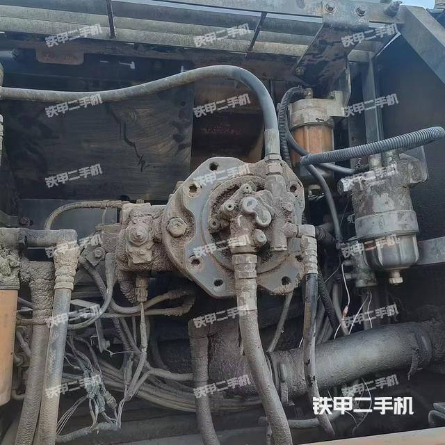 液压泵舱室正面整体(整机外观) 液压泵舱室正面整体(整机外观)