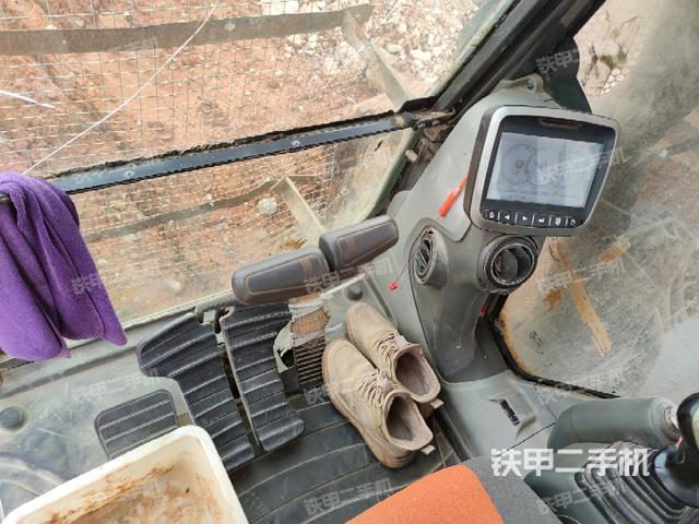 行走控制手柄和踏板 俯拍（驾驶室部分）