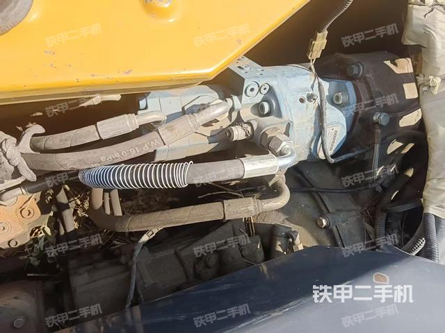 回转马达和主控阀(整机外观) 回转马达和主控阀(整机外观)