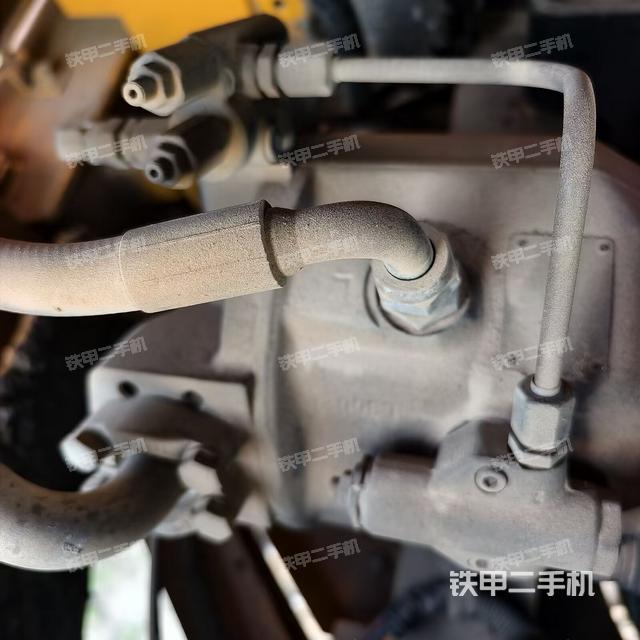 液压泵舱室正面整体（整机外观）