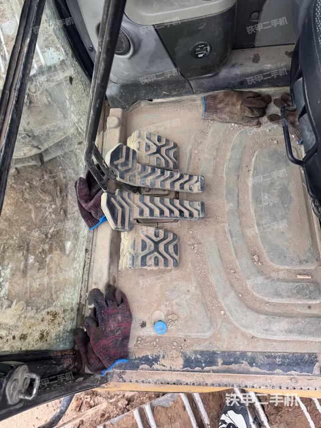 行走控制手柄和踏板 俯拍(驾驶室部分) 行走控制手柄和踏板 俯拍(驾驶室部分)