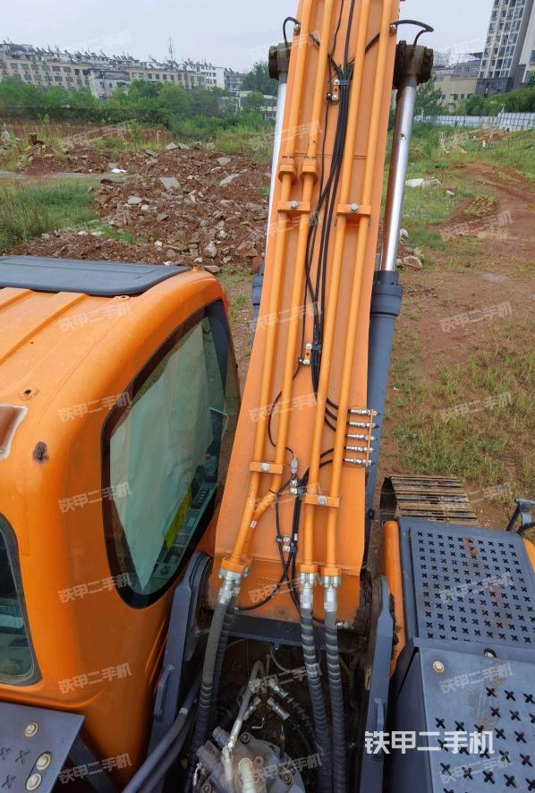 驾驶室顶部(整机外观) 驾驶室顶部(整机外观)