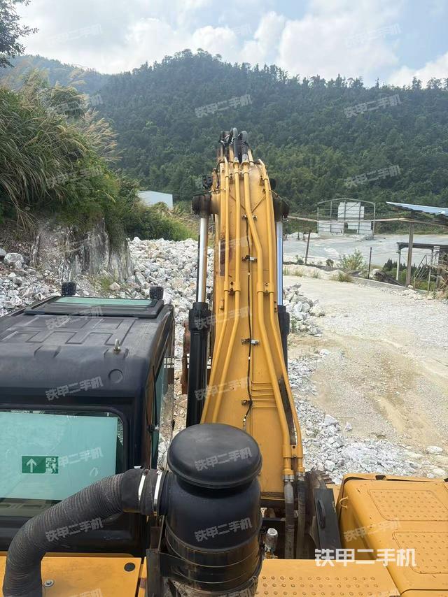 大臂背部俯视(工作和回转装置) 大臂背部俯视(工作和回转装置)