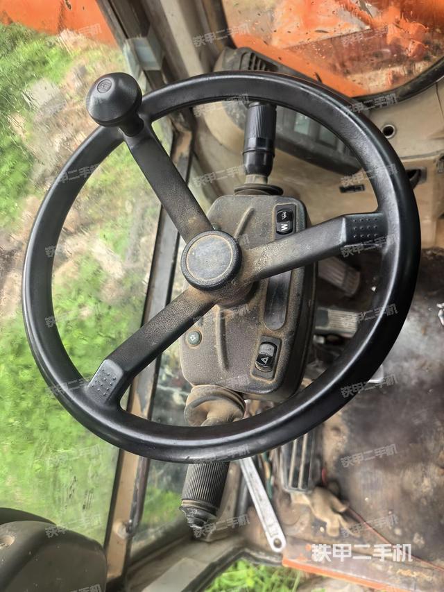 行走控制手柄和踏板?俯拍(駕駛室部分) 行走控制手柄和踏板?俯拍(駕駛室部分)