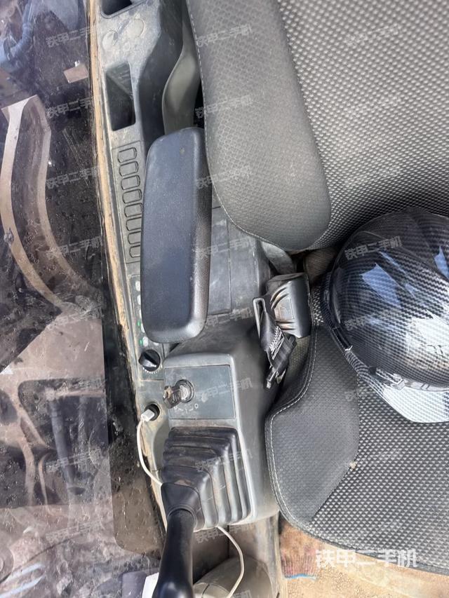 座椅左侧控制台/音响/含左手柄(驾驶室部分) 座椅左侧控制台/音响/含左手柄(驾驶室部分)