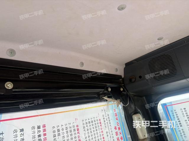 行走控制手柄和踏板 俯拍(驾驶室部分) 行走控制手柄和踏板 俯拍(驾驶室部分)