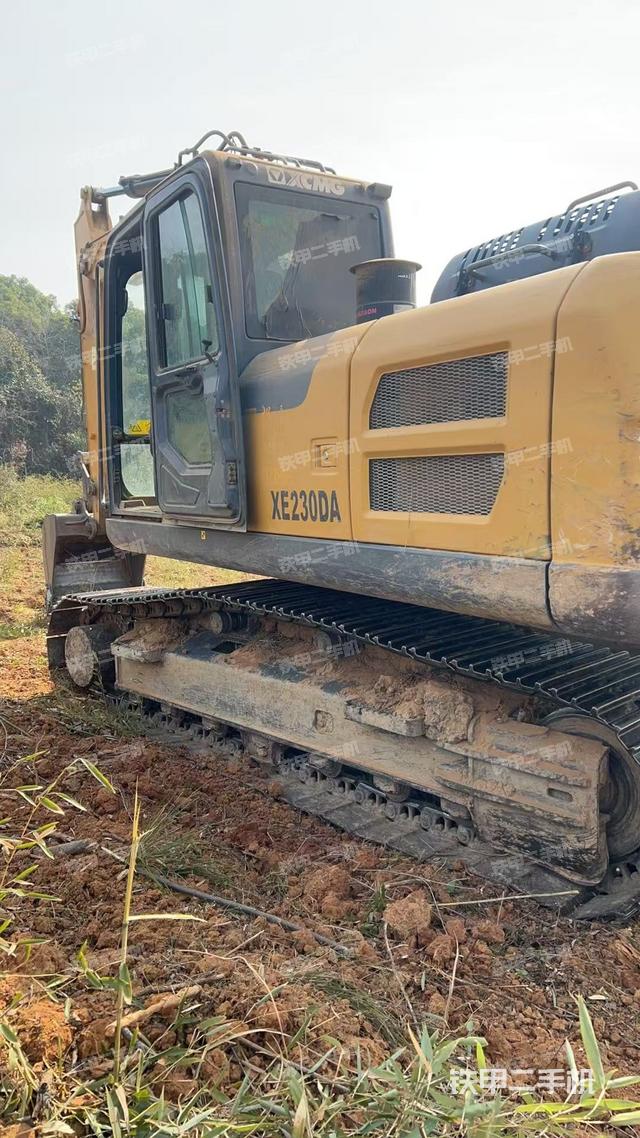 單側(cè)履帶整體(整機(jī)外觀) 單側(cè)履帶整體(整機(jī)外觀)