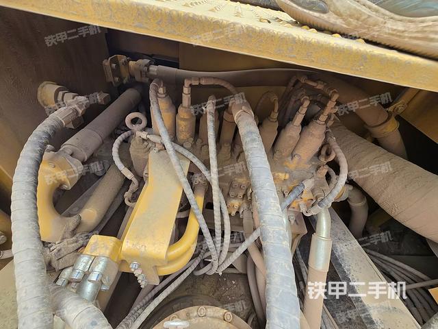 回轉(zhuǎn)馬達和主控閥(整機外觀) 回轉(zhuǎn)馬達和主控閥(整機外觀)