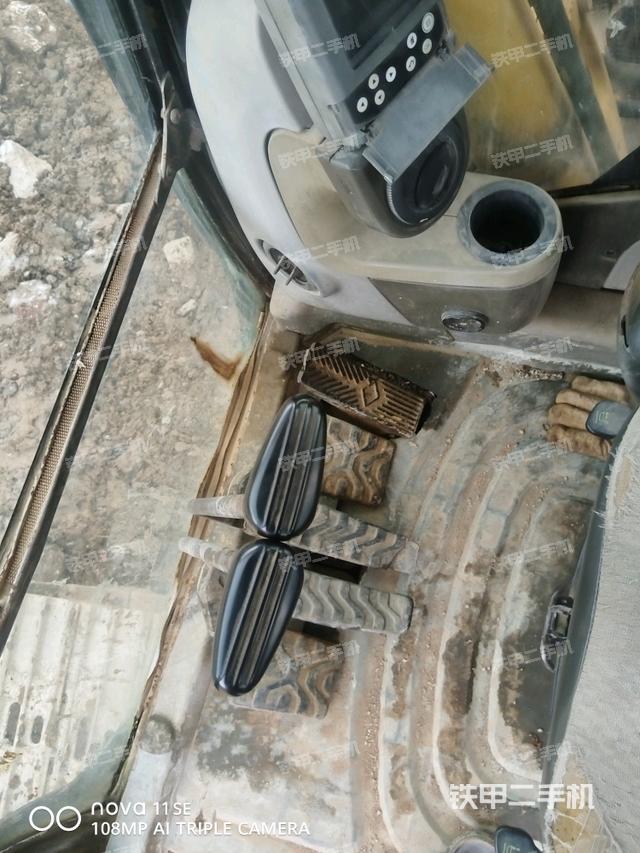 左后方玻璃角标(驾驶室部分) 左后方玻璃角标(驾驶室部分)