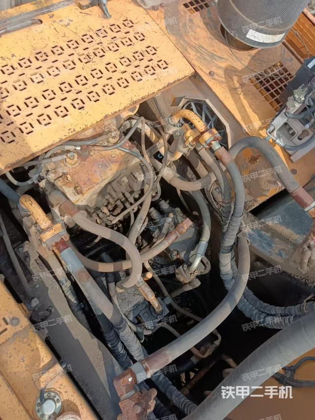 回轉(zhuǎn)馬達(dá)和主控閥（整機(jī)外觀）