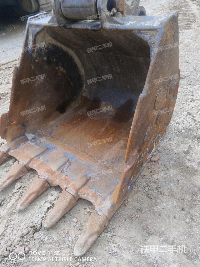 铲斗右后整体(工作和回转装置) 铲斗右后整体(工作和回转装置)