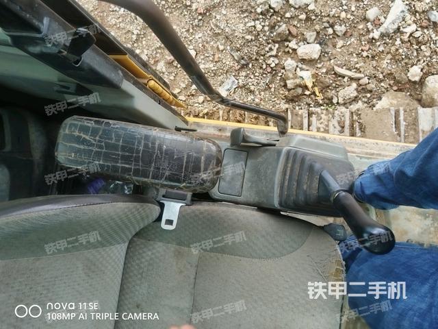 座椅右侧控制台/钥匙门/油门/含右手柄(驾驶室部分) 座椅右侧控制台/钥匙门/油门/含右手柄(驾驶室部分)