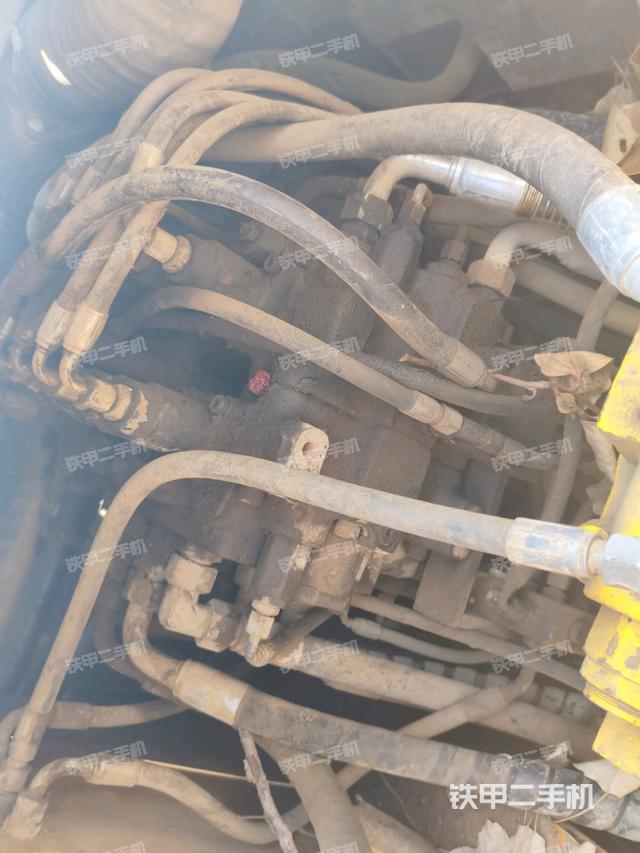 回轉(zhuǎn)馬達(dá)和主控閥(整機(jī)外觀) 回轉(zhuǎn)馬達(dá)和主控閥(整機(jī)外觀)