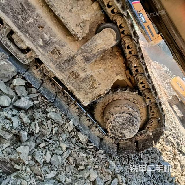 液壓泵艙室正面整體(整機外觀) 液壓泵艙室正面整體(整機外觀)