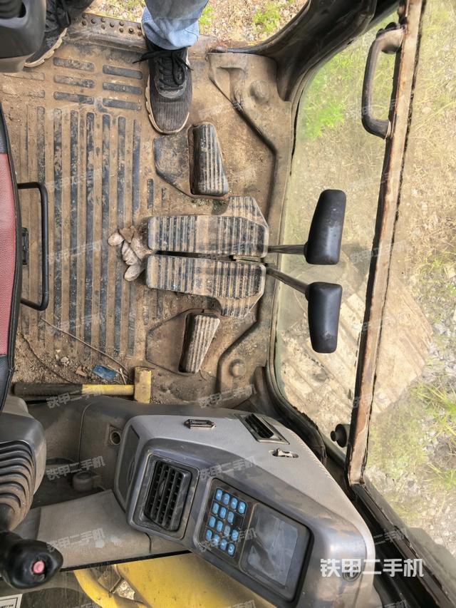 行走控制手柄和踏板?俯拍(駕駛室部分) 行走控制手柄和踏板?俯拍(駕駛室部分)
