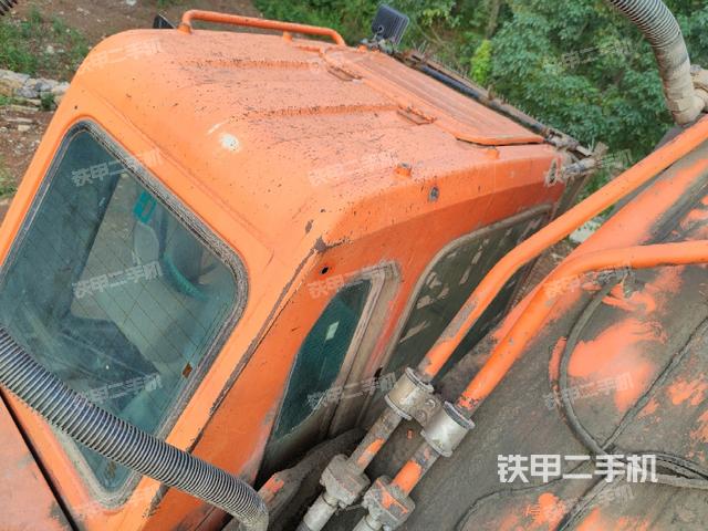 驾驶室顶部(整机外观) 驾驶室顶部(整机外观)