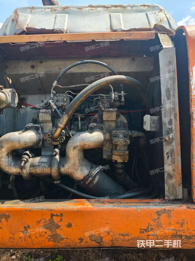 液压泵舱室正面整体（整机外观）