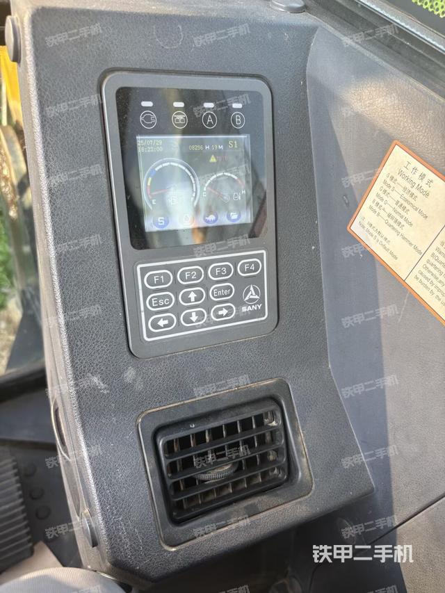 座椅右侧控制台/钥匙门/油门/含右手柄(驾驶室部分) 座椅右侧控制台/钥匙门/油门/含右手柄(驾驶室部分)